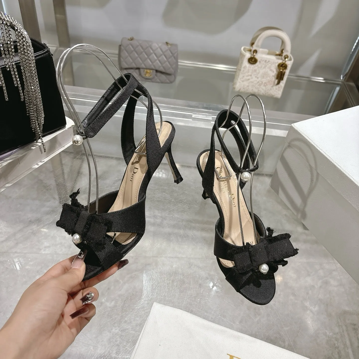 👟👟Ex-factory price 520👟👟 🎆Fringed webbing women's shoes Dior Dior 2024 spring and summer catwalk new Adiorble women's shoes CD star's same fashion tassel bow square head pearl letter logo hardware buckle high-heeled hollow sandals The top high-end version on the market Upper: original customized tassel grosgrain Lining: sheepskin lining foot pad Outsole: Italian leather outsole Heel height: 8.5cm Size: 34-41 (34.40.41. Customization is non-refundable)